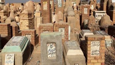 الإفتاء تكشف حكم تجديد المقابر القديمة القابلة للسقوط وإعادة لفّ الرُّفَات في كفن جديد