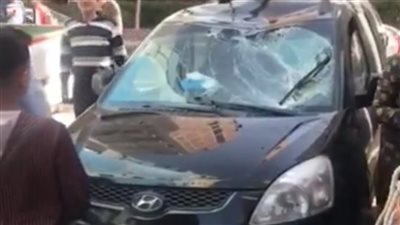 سقوط لوحة إعلانية من أعلى مستشفى بالغربية بسبب الرياح | صور