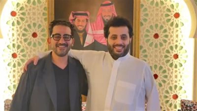 فبراير المقبل.. أحمد حلمي يعود للمسرح بعرض عالمي في موسم الرياض