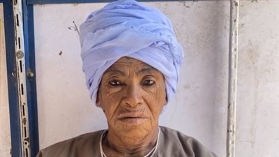 عاوزاني تعالي شوفي حالتي.. الحاجة صيصة تطالب الفنانة منى زكي بزيارتها | بث مباشر 