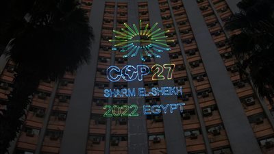 مبنى وزارة الشباب والرياضة يتزين بشعار قمة المناخ COP27 │ صور