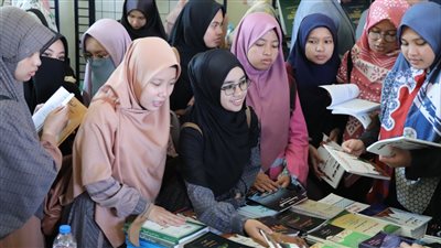 إقبال على إصدارات الأوقاف والأعلى للشئون الإسلامية بمعرض الكتاب بالمنظمة العالمية لخريجي الأزهر | صور 