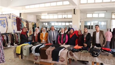 نائب رئيس جامعة الأزهر يفتتح معرضًا للملابس بالمجان بكلية طب البنات