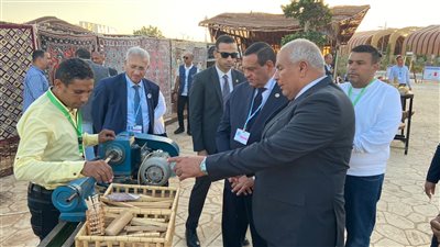 وزير التنمية المحلية يتفقد جناح الوادي الجديد بالمنطقة الخضراء بشرم الشيخ