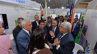 وزير التعليم العالي يتفقد جناح الابتكار الأخضر التابع للوزارة بمؤتمر المناخ | صور 