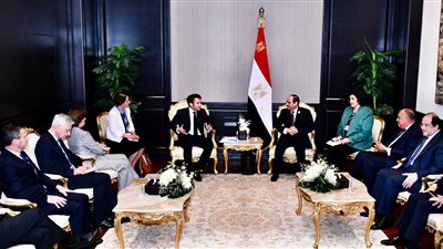 الرئيس السيسي يتشاور مع نظيره الفرنسي بشأن تطورات الأوضاع في ليبيا والأزمة الروسية الأوكرانية