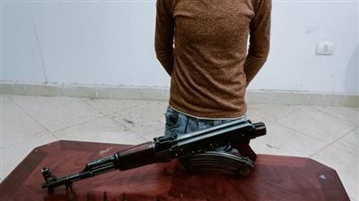 ضبط عاطل تظاهر بفك بندقية آلية وتركيب خزينتها على فيس بوك