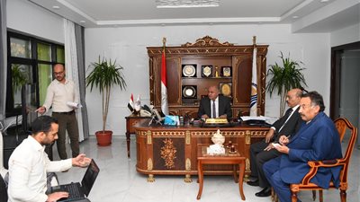 محافظ قنا يشكل لجنة للمرور على مخرات السيول لحماية القرى المجاورة لها | بث مباشر 