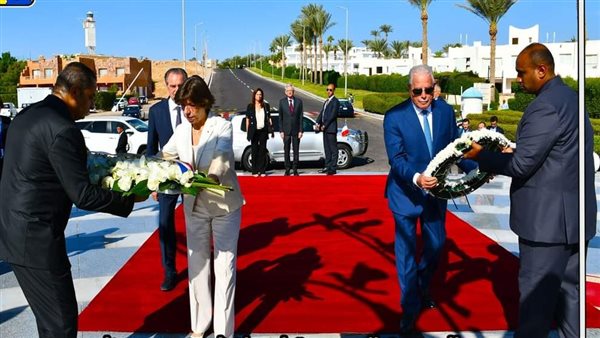 وضع إكليل من الزهور