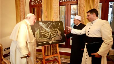 تبادل الهدايا التذكارية بين شيخ الأزهر وبابا الكنيسة الكاثوليكية خلال القمة الثنائية بالبحرين │ صور