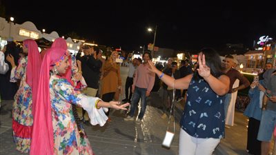  ورش للحرف اليدوية والتراثية بجناح وزارة الثقافة بقمة المناخ.. والضيوف يتفاعلون مع عروض الموسيقى والغناء