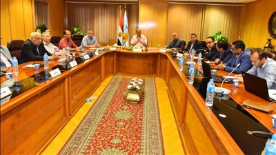 محافظ أسيوط يلتقي وفد مجلس الوزراء لمناقشة الموقف التنفيذي لمشروعات حياة كريمة