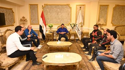 وزير الرياضة يستقبل المغامر علي عبده في ختام رحلته بشرم الشيخ