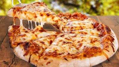 طريقة عمل البيتزا بالفراخ زى المحلات.. شهية ورائعة 