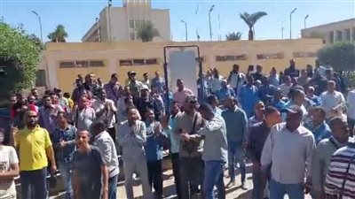 استقالة العضو المنتدب والعمال يطالبون بحقهم في الأرباح.. ماذا يحدث في مصنع كيما بأسوان؟
