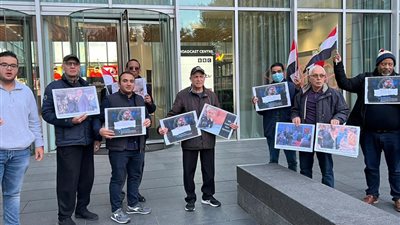 تضامنًا مع عمرو درويش.. وقفة احتجاجية لمصريين أمام مقر BBC|صور 