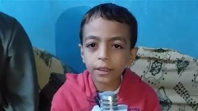 طالب يعثر على مبلغ 10 آلاف جنيه داخل مدرسته ويعيدها لصاحبها بسوهاج: رجعت الفلوس لأنها أمانة | بث مباشر