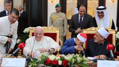 الطفل الأزهري عمر يحيى يُقبل يد الإمام الأكبر.. ويصافح البابا فرنسيس خلال قمة البحرين