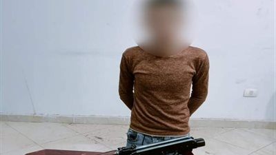 عقب ظهوره على فيس بوك.. حبس عاطل 4 أيام احتياطيًا بتهمة حيازة سلاح دون ترخيص بسوهاج