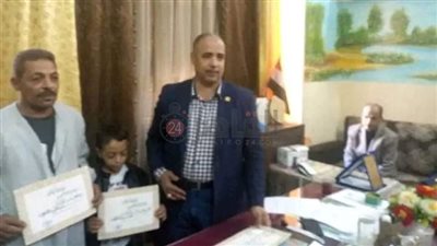 إدارة طما التعليمية بسوهاج تكرم التلميذ الأمين عقب عثوره على مبلغ مالي وإعادته لصاحبه | صور