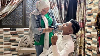 من عاملة بمصنع ملابس إلى أول حلاقة للرجال ببورسعيد.. غرام: طول عمري شقيانة | صور وفيديو