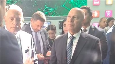 وزير النقل يوجه بالتعاقد على كشافات شحن بالطاقة الشمسية لعمال المزلقانات