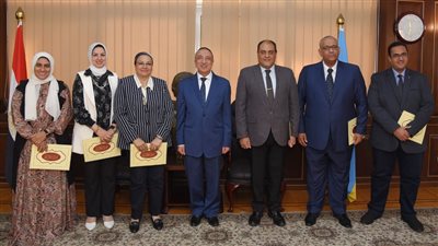 على هامش مؤتمر المناخ.. محافظ الإسكندرية يكرم أعضاء المشروعات الخضراء