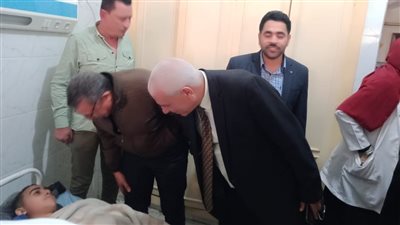 وكيل التعليم بالبحيرة يزور طالب مدرسة النوبارية المصاب في حريق مصنع الأكسجين