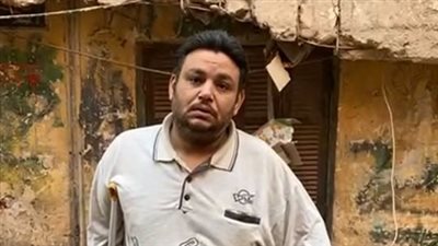 أحد الناجين من عقار إمبابة المنهار يستغيث بالمسؤولين: تعبنا من القاعدة في الشارع بولادنا | بث مباشر 