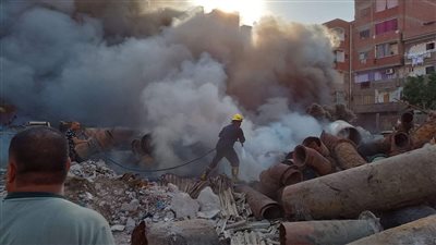 السيطرة على حريق محدود داخل مخزن قديم خلف محطة مياه بالمحلة