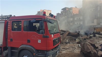 بسبب عقب سيجارة.. استمرار أعمال التبريد في حريق مخزن خلف شركة مياه الشرب بالمحلة | صور