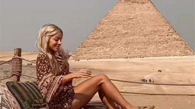  بلاغ يطالب بالتحقيق في واقعة السائحة الأجنبية التي تم إجبارها على ارتداء حمالة صدر | صور