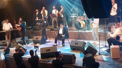 جالسًا على كرسي.. أحمد عدوية مفاجأة حفل نجله في ساقية الصاوي