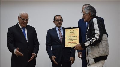 محافظ بورسعيد ونقيب معلمي مصر يكرمان عددا من الحاصلين على دورة الدراسات الاستراتيجية والأمن القومي 