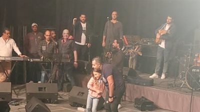 محمد عدوية يهدي أغنية ست البنات إلى ابنته في حفله بساقية الصاوي
