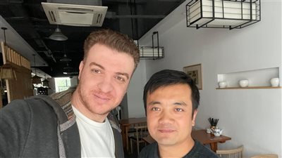 رفض ياخد مني فلوس الأكل لأني مسلم من بلد الأزهر الشريف.. مصري يروي موقفًا مؤثرًا حدث له بمطعم في الصين