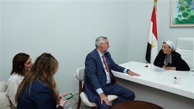وزيرة البيئة تجتمع مع حاكم ولاية إنديانا الأمريكية لبحث سبل التعاون المشترك | صور 