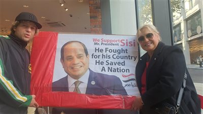 الجالية المصرية في بريطانيا تنظم وقفة تأييدًا للرئيس والدولة أمام السفارة بلندن