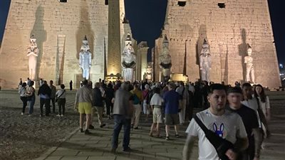 إقبال كبير من السائحين الأجانب على زيارة معبد الأقصر ليلا | صور