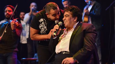 محمد عدوية ووالده يتألقان في حفل غنائي بـ ساقية الصاوي 