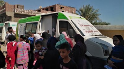 الكشف على 1275 مواطنا في قافلة طبية مجانية بقرية الدير الغربي بقنا | صور