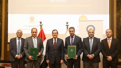 البترول توقع 7 مذكرات تفاهم مع شركات عالمية لخفض الانبعاثات الكربونية