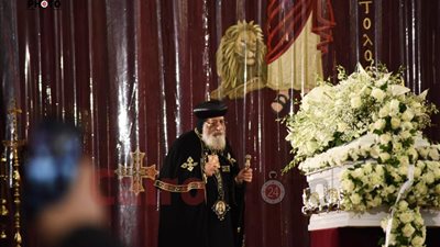 تابوت أبيض وردي.. البابا تواضروس الثاني يترأس صلاة الجنازة على جثمان رجل الأعمال رؤوف غبور| صور