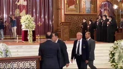 نجيب ساويرس يشارك في صلوات الجنازة على الراحل رؤوف غبور