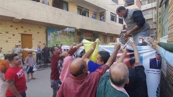 جانب من توزيع الأرز