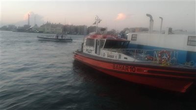 سقوط سيارة في المجري الملاحي لقناة السويس ببورسعيد