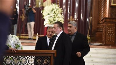 محافظ البنك المركزي يلقي نظرة الوداع الأخيرة على جثمان رجل الأعمال رؤوف غبور