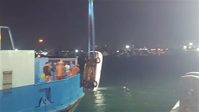 انتشال سيارة أجرة وجثة قائدها بعد سقوطها في مجرى قناة السويس