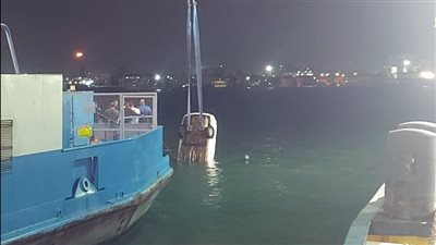 جهات التحقيق تعاين سيارة سقطت بالمجرى الملاحي للقناة في بورسعيد