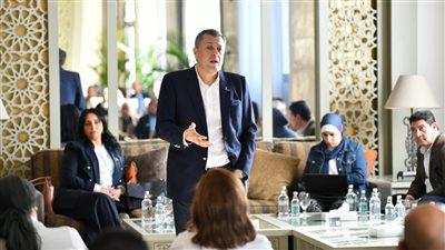 وزير السياحة يلتقي أعضاء فريق عمل الوزارة المُشارك في COP27 | صور 